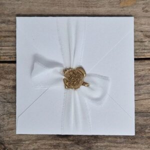 partecipazioni matrimonio quadrata bianca con un invito