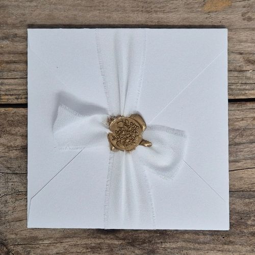 partecipazioni matrimonio quadrata bianca con un invito
